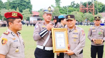 Kapolda Riau Apresiasi 133 Personel Berprestasi Lewat Penghargaan